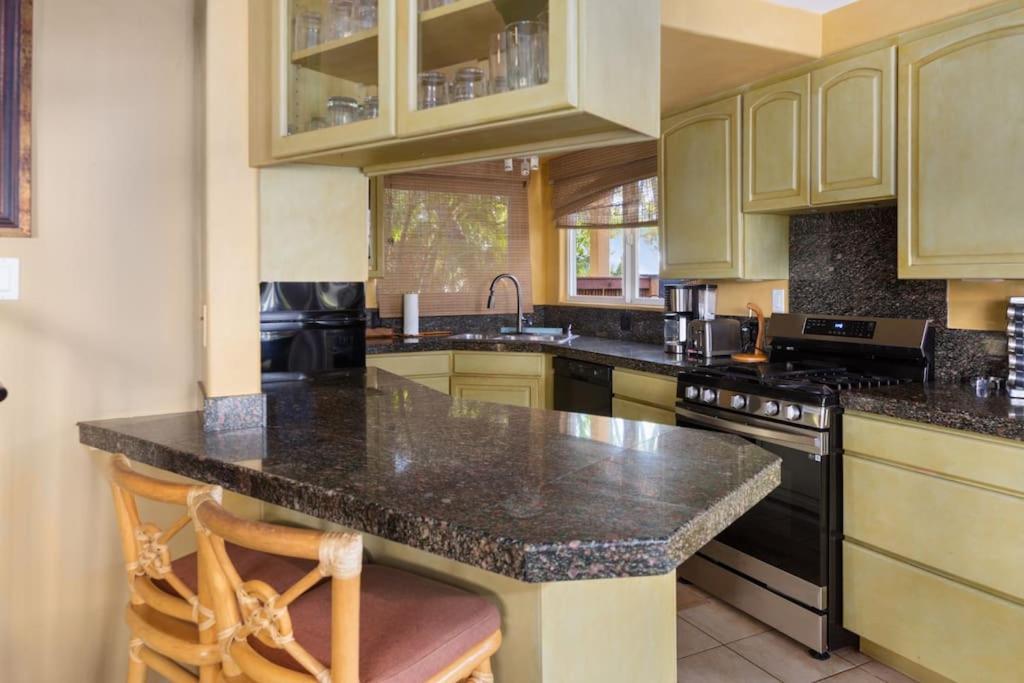 Plumeria Suite, 2-Bedrooms, Sleeps 6, Pool & Bbq, Pre-Renovation Summer Sale Kihei Eksteriør billede
