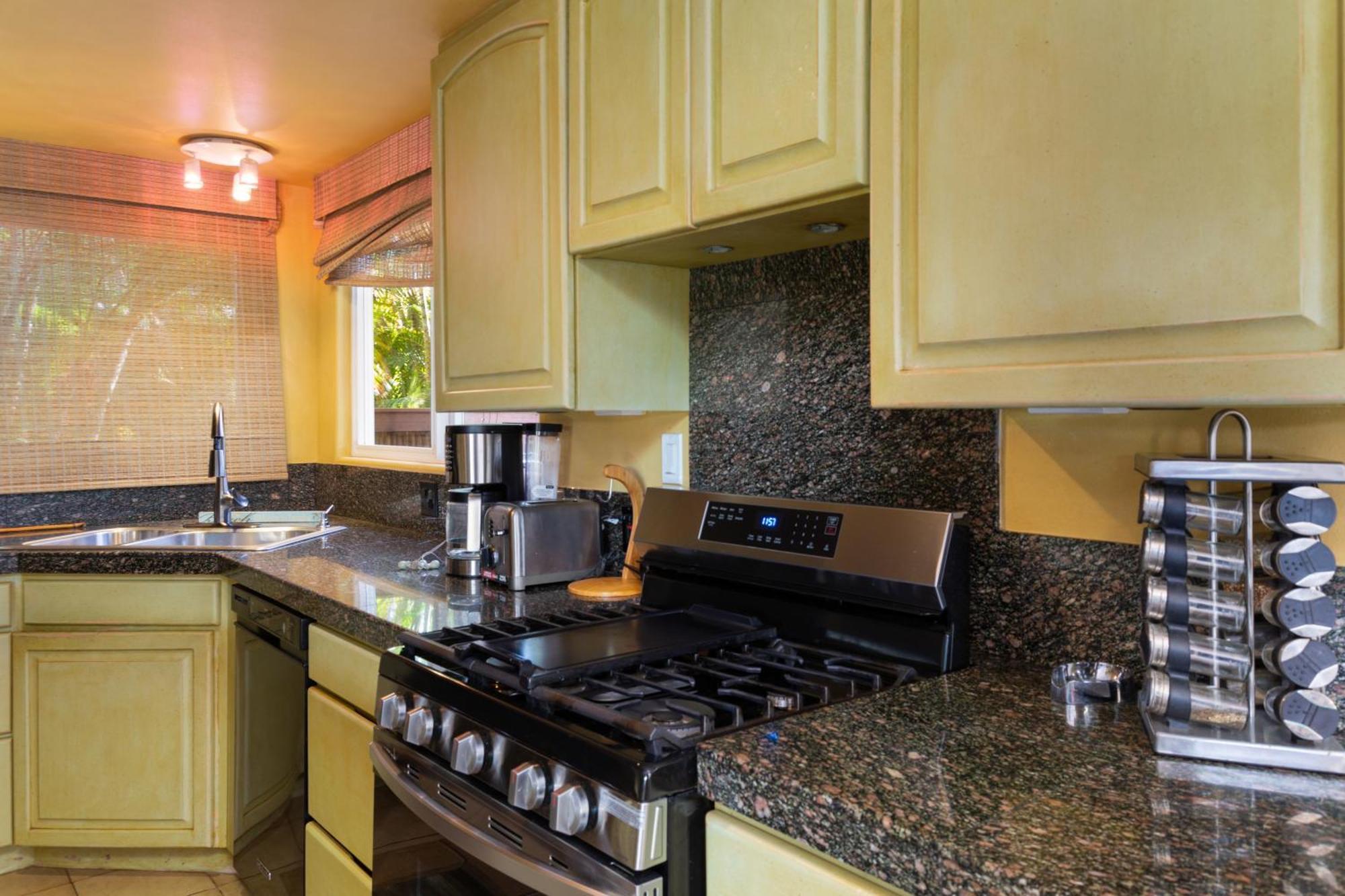 Plumeria Suite, 2-Bedrooms, Sleeps 6, Pool & Bbq, Pre-Renovation Summer Sale Kihei Eksteriør billede